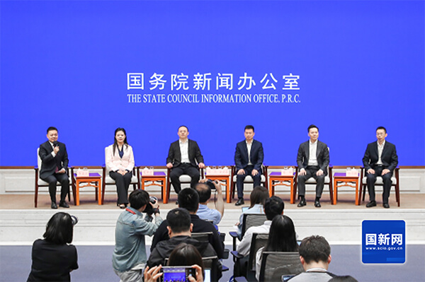国新办举行“新征程上的奋斗者”中外记者见面会，围绕“走专精特新之路 做大做强先进制造业”与中外记者见面交流