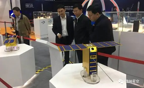 <航天日>国防科工局吴艳华副局长莅临微纳星空展位指导工作